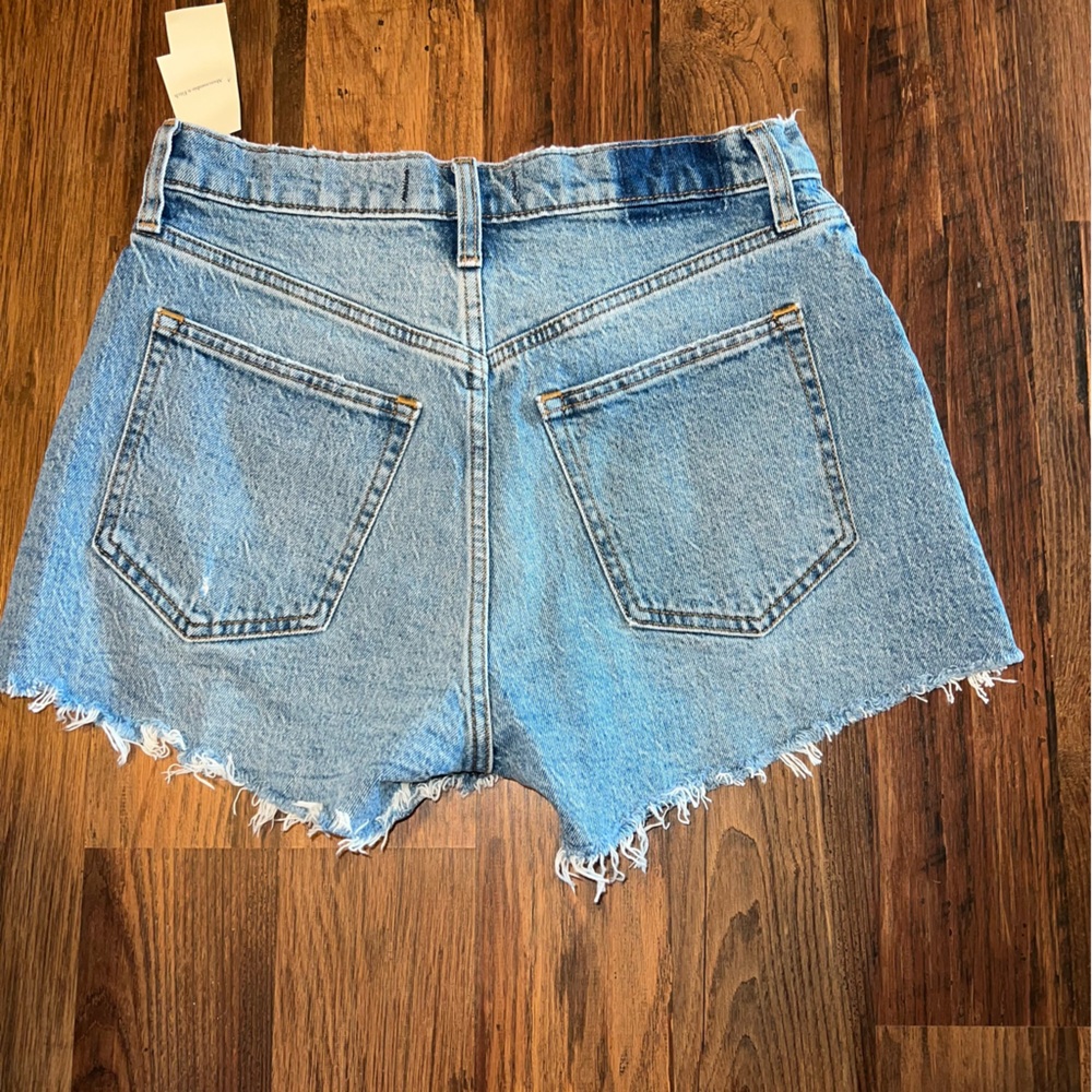 SOLD NWT! Abercrombie - Curve Love High Rise Mom Short - Medium Destroy, 27 or 4 - Picture 4 of 4